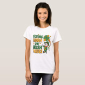 Hochfliegen am Irish Vibes St. Patrick's Day T-Shirt (Vorne ganz)