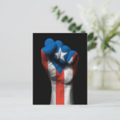 Hochgeklonte Faust mit puerto-ricanischer Flagge Postkarte (Stehend Vorderseite)