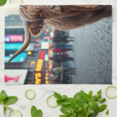 Hochlandkuh am Times Square Geschirrtuch (Gefaltet)