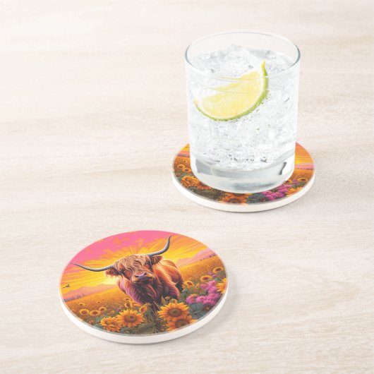 Hochlandkuh bei Sonnenblumen bei Sonnenaufgang Getränkeuntersetzer (Seite)