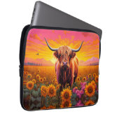Hochlandkuh bei Sonnenblumen bei Sonnenaufgang Laptopschutzhülle (Vorne Rechts)