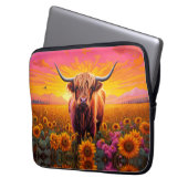 Hochlandkuh bei Sonnenblumen bei Sonnenaufgang Laptopschutzhülle (Vorderseite Links)