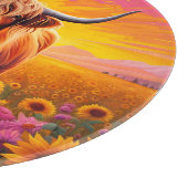 Hochlandkuh bei Sonnenblumen bei Sonnenaufgang Schneidebrett (Ecke)