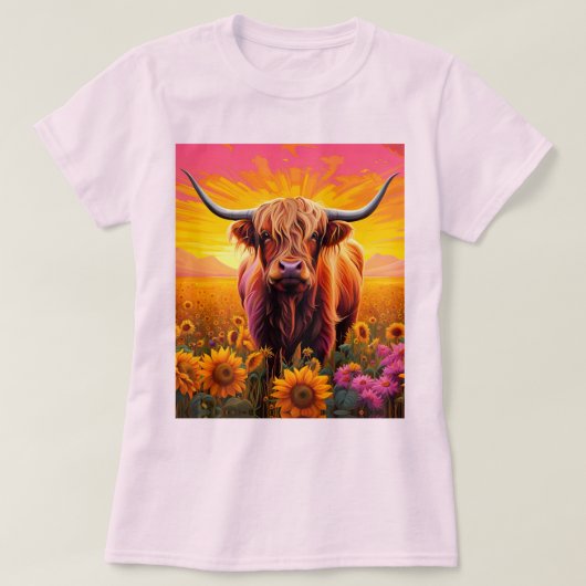 Hochlandkuh bei Sonnenblumen bei Sonnenaufgang T-Shirt (Design vorne)