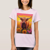 Hochlandkuh bei Sonnenblumen bei Sonnenaufgang T-Shirt (Vorderseite)