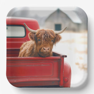 Hochlandkuh in einem roten Retro-Pickup-Truck Pappteller