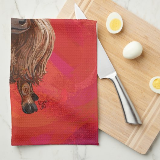 Hochlandkuh in Weihnachtsmannmütze auf Rot Geschirrtuch (Viertel Falte)