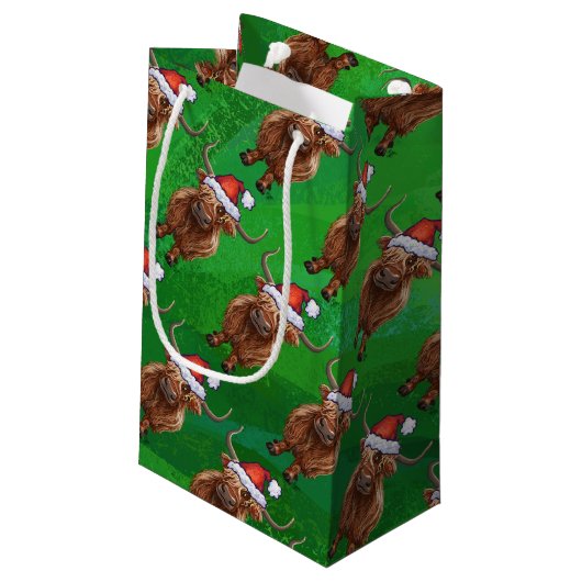 Hochlandkuh in Weihnachtsmannmütze-Muster auf Grün Kleine Geschenktüte (Rückseite Schrägansicht)