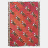 Hochlandkuh in Weihnachtsmannmütze Muster auf Rot Decke (Vorderseite Vertikal)