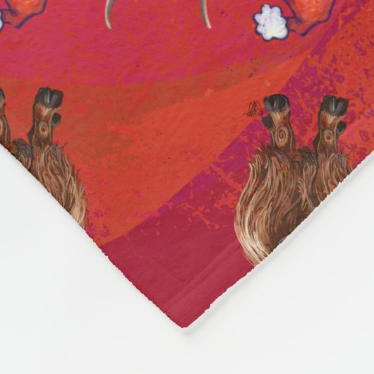 Hochlandkuh in Weihnachtsmannmütze Muster auf Rot Fleecedecke (Ecke)