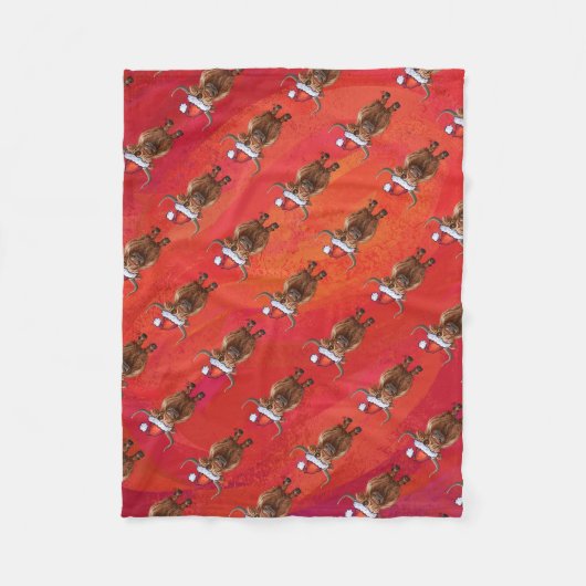 Hochlandkuh in Weihnachtsmannmütze Muster auf Rot Fleecedecke (Vorderseite)