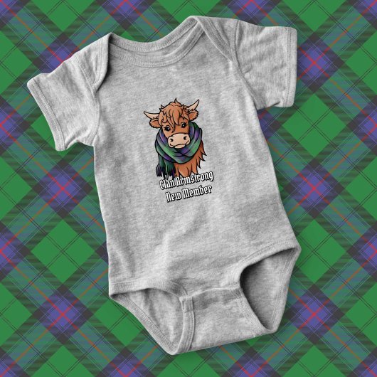 Hochlandkuh mit Armstrong Tartan Scarf Baby Strampler