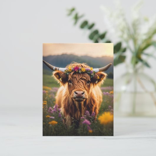 Hochlandkuh mit farbenfroher Blume Postkarte (Stehend Vorderseite)