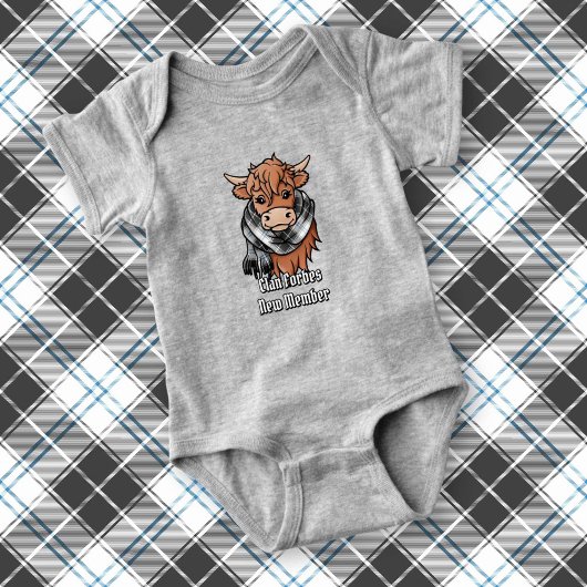 Hochlandkuh mit Forbes Dress Tartan Scarf Baby Strampler