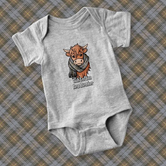 Hochlandkuh mit Gordon-gewittertem Tartan-Skarf Baby Strampler