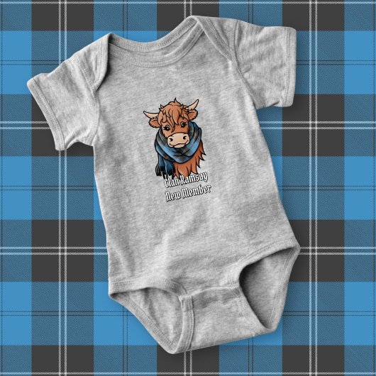 Hochlandkuh mit Ramsay Blue Jagd Tartan Scarf Baby Strampler