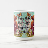 Hochlandkuh mit Schmetterlingen und Frühlingsblume Kaffeetasse (Mittel)