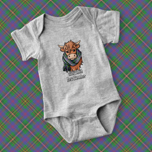 Hochlandkuh mit Tartan-Karpfen Baby Strampler