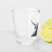 Hochlandkuhportrait Initialmonogramm Schwarz-weiß Schnapsglas (Links)