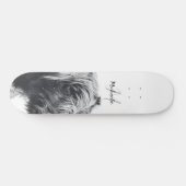 Hochlandkuhportrait Initialmonogramm Schwarz-weiß Skateboard (Horizontal)
