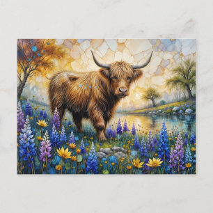 Hochlandrind in einer blumigen Tallandschaft Postkarte
