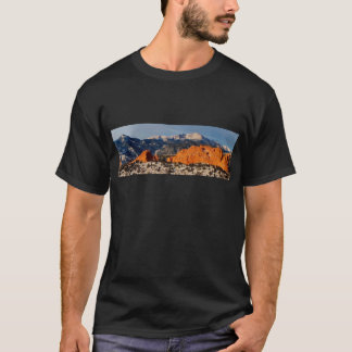 Hochragen über den Monolithen T-Shirt