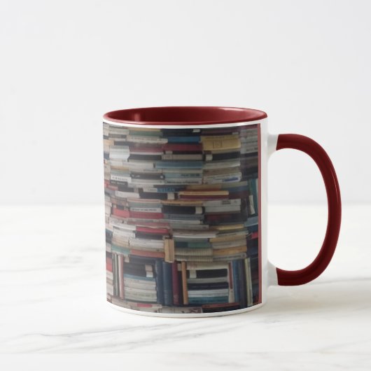 Hochragende Stapel Bücher zusammen gezwängt Tasse (Rechts)
