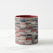 Hochragende Stapel Bücher zusammen gezwängt Tasse (Zentrum)