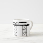 Hochrangige Brücke mit Überfahrt-Dampf-Lokomotive Espressotasse (Vorderseite Rechts)