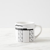 Hochrangige Brücke mit Überfahrt-Dampf-Lokomotive Espressotasse (Rechts)