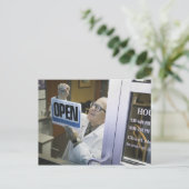 Hochrangiger männlicher Apotheker, der das Zeichen Postkarte (Stehend Vorderseite)