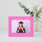 Hochschulabsolventen in moderner, hochrosa Uni ann (Stehend Vorderseite)