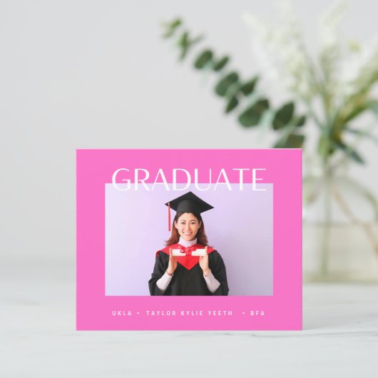 Hochschulabsolventen in moderner, hochrosa Uni ann (Stehend Vorderseite)