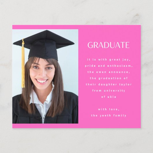 Hochschulabsolventen in moderner, hochrosa Uni ann (Rückseite)