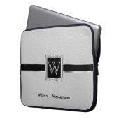 Hochskalierbares Monogramm-Weißleder Laptopschutzhülle (Vorderseite Links)