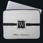 Hochskalierbares Monogramm-Weißleder Laptopschutzhülle<br><div class="desc">Laptop Sleeve. Hochskalierbares Monogram Weißes Leder-Design für Sie bereit zu personalisieren. ⭐ Dieses Produkt ist zu 100% benutzerdefinierbar. Grafik und/oder Text können hinzugefügt, gelöscht, verschoben, verändert, verändert, gedreht usw. werden.(nur durch Klicken auf den Bereich "EDIT DESIGN") ⭐ 99% meiner Designs in meinem Shop sind in Schichten gemacht. Damit können Sie...</div>