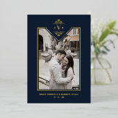 Hochwertige Navy Blüh Chic Golden Initials Folieneinladung (Stehend vorne)