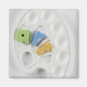 Hochwinkel-Ansicht des Alphabets auf einer Palette Magnet