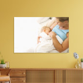 Hochwinkelaufnahme der stillenden Frau Leinwanddruck (Insitu (Wohnzimmer))