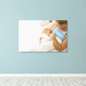 Hochwinkelaufnahme der stillenden Frau Leinwanddruck (Insitu (Holzboden))