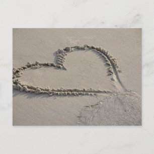 Hochwinkelaufnahme einer Herzform am Strand Postkarte