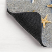 Hochwinkelaufnahme eines Seesterfisches am Strand Mousepad (Ecke)