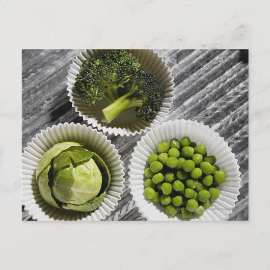 Hochwinkelaufnahme von Gemüse in Papierbechern Postkarte (Vorderseite)