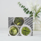 Hochwinkelaufnahme von Gemüse in Papierbechern Postkarte (Stehend Vorderseite)