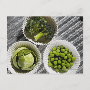 Hochwinkelaufnahme von Gemüse in Papierbechern Postkarte