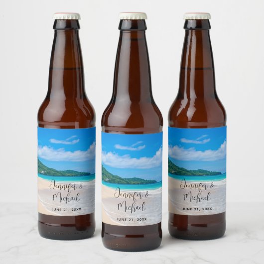 Hochzeit am Landschaftlichen Strand mit tropischen Bierflaschenetikett (Flaschen)