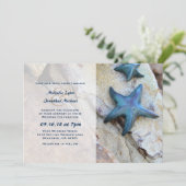 Hochzeit am Rocky Background Beach Einladung (Stehend Vorderseite)