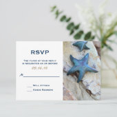 Hochzeit am Rocky Background Beach RSVP Karte (Stehend Vorderseite)