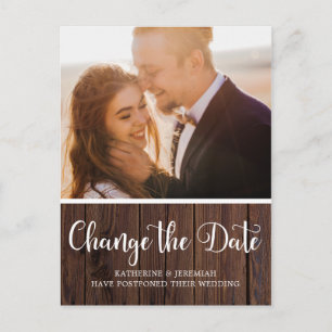 Hochzeit aufgeschoben im rustikalen Holzdesign Postkarte