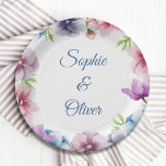Hochzeit der Anemone-Blume Pappteller<br><div class="desc">Diese HochzeitsNapkins sind mit einem eleganten, blauen Drehbuch auf weißem Hintergrund, umgeben von prächtigen Anemone-Blume in Rosa, Lavendel, Blau, lila und violett mit grünen Blätter ausgestattet. Der Text kann durch Bearbeiten der Textfelder personalisiert werden. Entworfen für Sie von Evco Studio © unter www.zazzle.com/store/evcostudio #wedding #Tellers #tableware #weddinginspiration #anemone #botanical #foliage...</div>